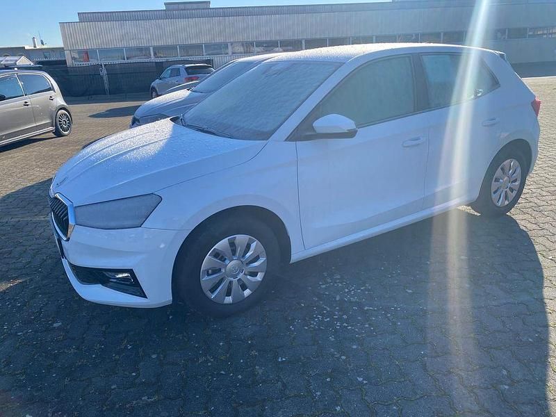 Neu Skoda Fabia Selection 95 PS (69 kW) 2025 Moonweiss metallic Limousine