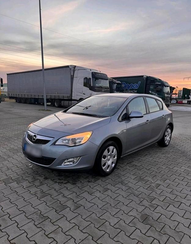 Gebraucht Opel Astra Edition 140 PS (102 kW) 2010 Grau Kleinwagen