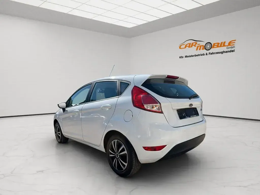 Gebraucht Ford Fiesta Trend 80 PS (58 kW) 2014 Weiß Kleinwagen