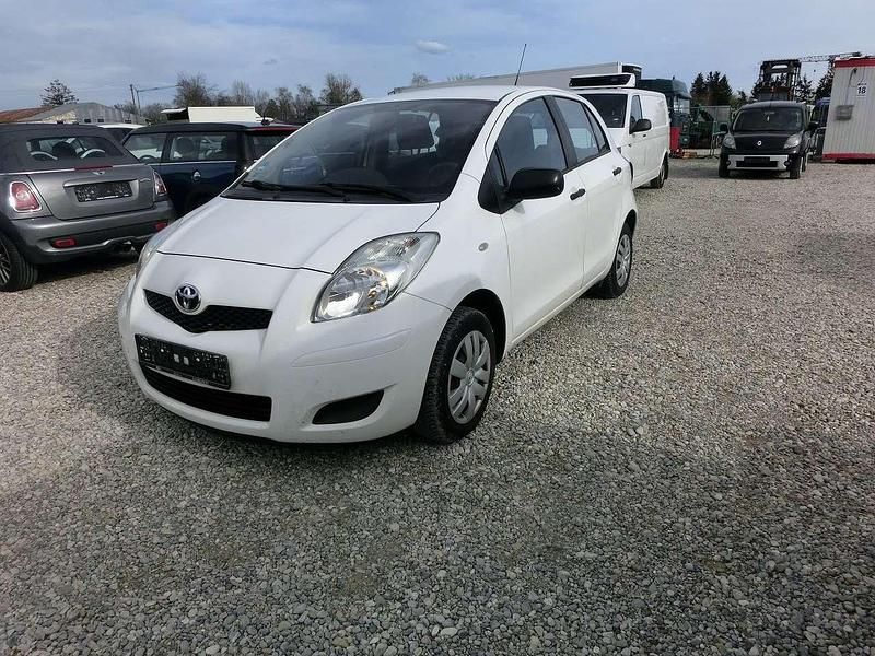 Gebraucht Toyota Yaris 69 PS (50 kW) 2010 Weiß Kleinwagen