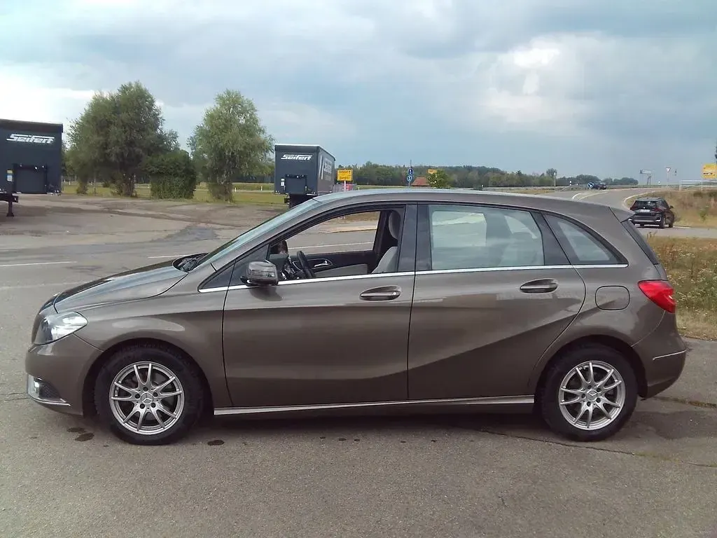 Gebraucht Mercedes B200 136 PS (100 kW) 2013 Grau Kleinwagen