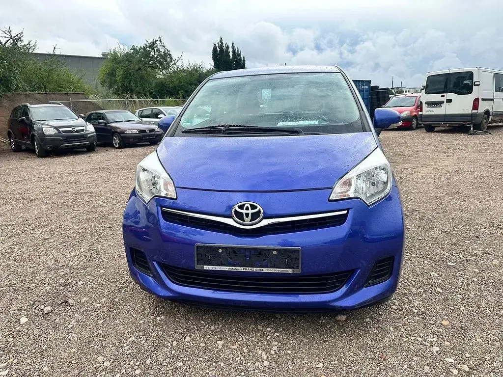 Gebraucht Toyota Verso-S Life 99 PS (72 kW) 2011 Satin blue mm Van / Kleinbus