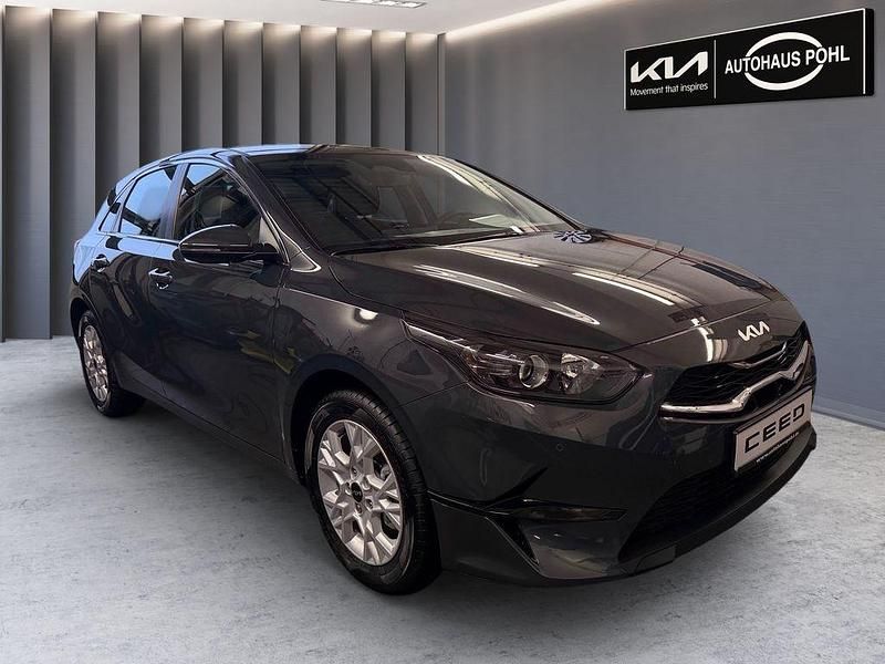 Neu Kia Ceed 101 PS (74 kW) 2025 Grau Kleinwagen