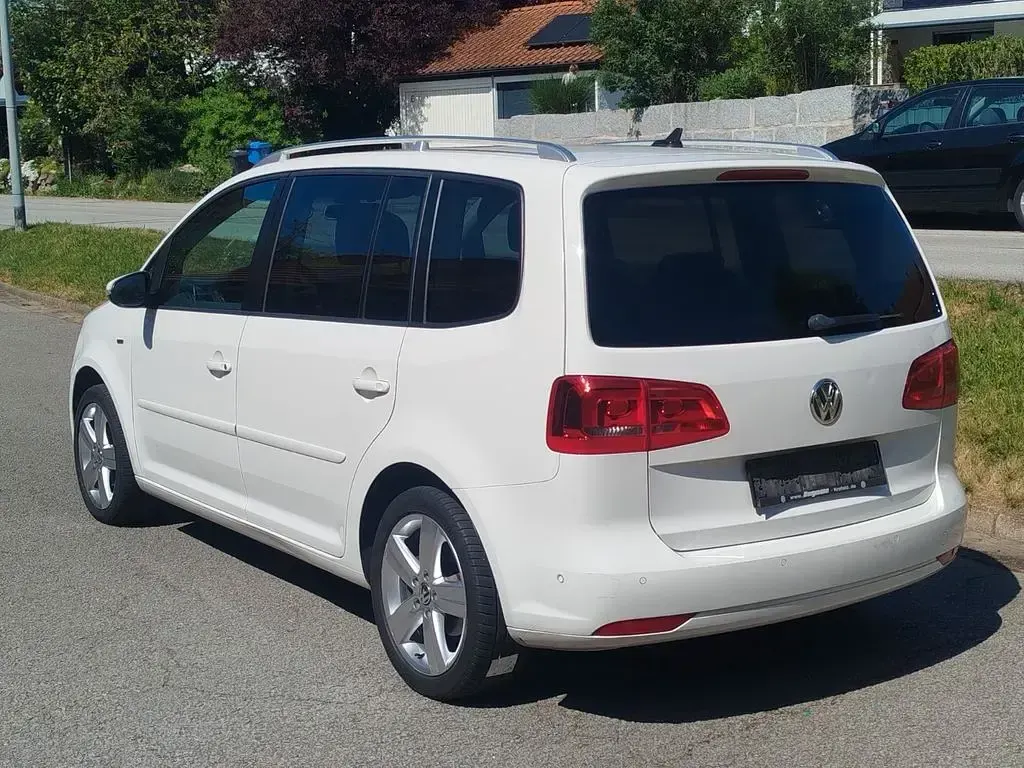 Gebraucht VW Touran Life 105 PS (77 kW) 2013 Weiß Van / Kleinbus