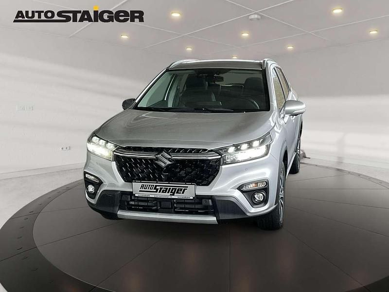 Silky silver metallic Neu 2024 Suzuki SX4 S-Cross Comfort+ SUV | 28.290 € (Fairer Preis) - Bild 1/4
