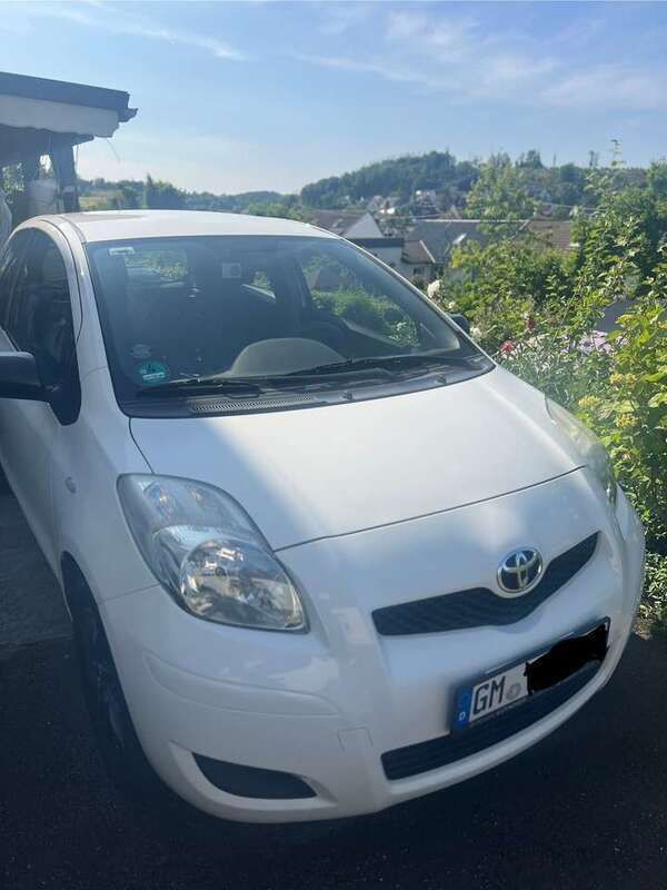 Weiß Gebraucht 2010 Toyota Yaris Limousine | 3.300 € (Fairer Preis) - Bild 1/4