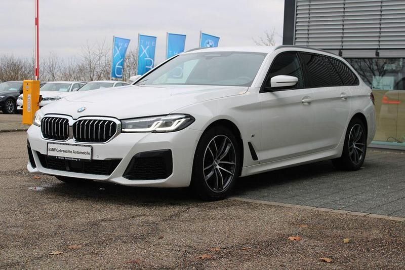 Alpinweiss Gebraucht 2022 BMW 520 M Sport Kombi | 36.240 € (Fairer Preis) - Bild 1/4