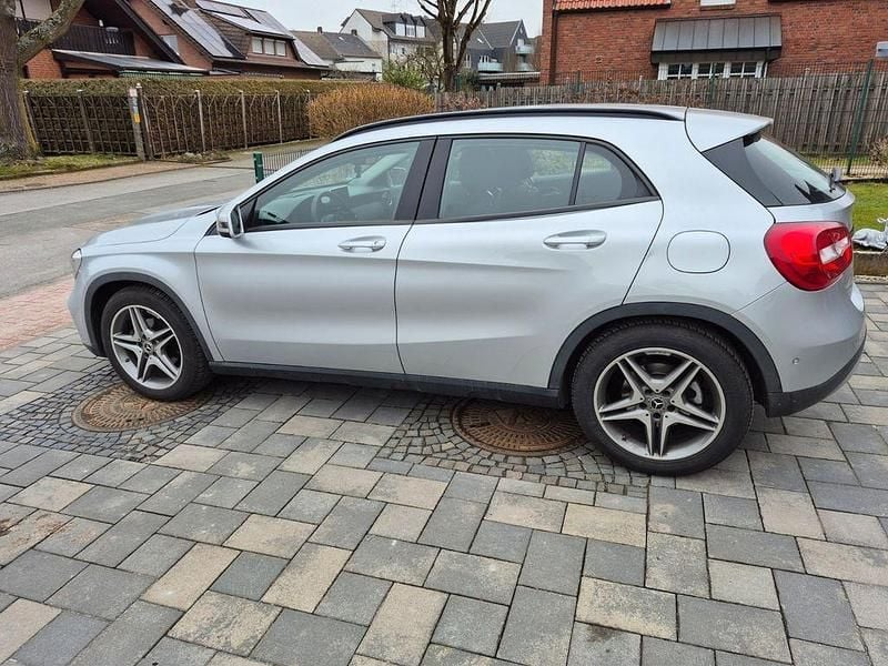 Gebraucht Mercedes GLA180 122 PS (89 kW) 2019 Silber SUV