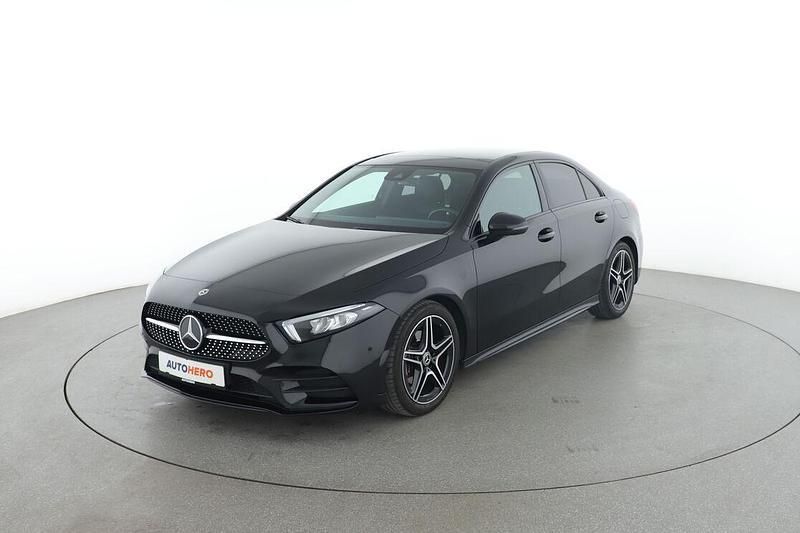 Schwarz Gebraucht 2020 Mercedes A180 AMG line Limousine | 25.400 € (Etwas zu teuer) - Bild 1/3