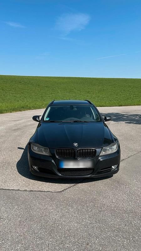 Schwarz Gebraucht 2011 BMW 320 Kombi | 5.450 € (Guter Preis) - Bild 1/4