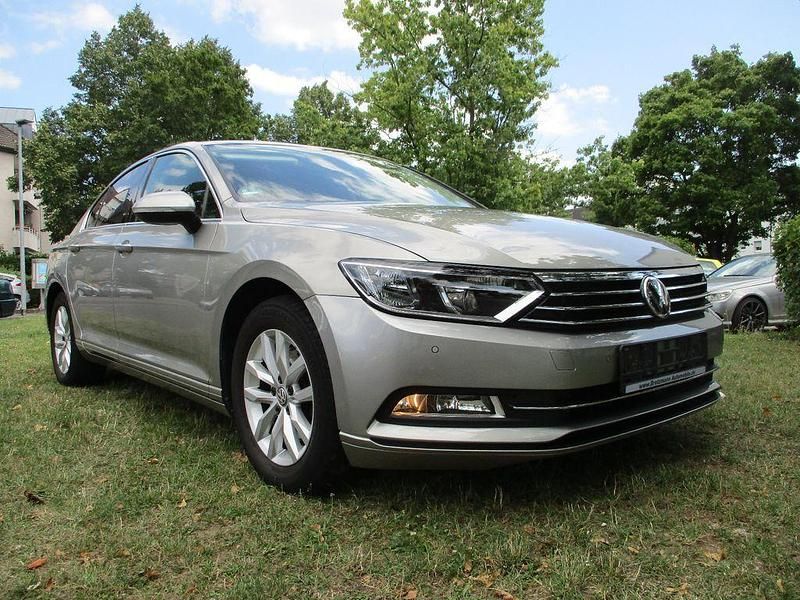 Silber Gebraucht 2016 VW Passat Comfortline Limousine | 13.999 € (Guter Preis) - Bild 1/4