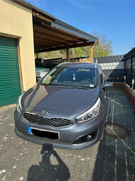Blau Gebraucht 2017 Kia Ceed Sportswagon DREAM-TEAM Edition Kombi | 13.500 € (Guter Preis) - Bild 1/4
