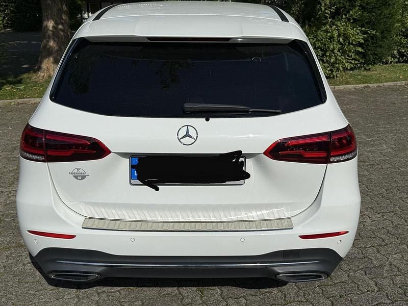 Weiß Gebraucht 2022 Mercedes B200 Progressive Van / Kleinbus | 24.600 € (Guter Preis) - Bild 1/4