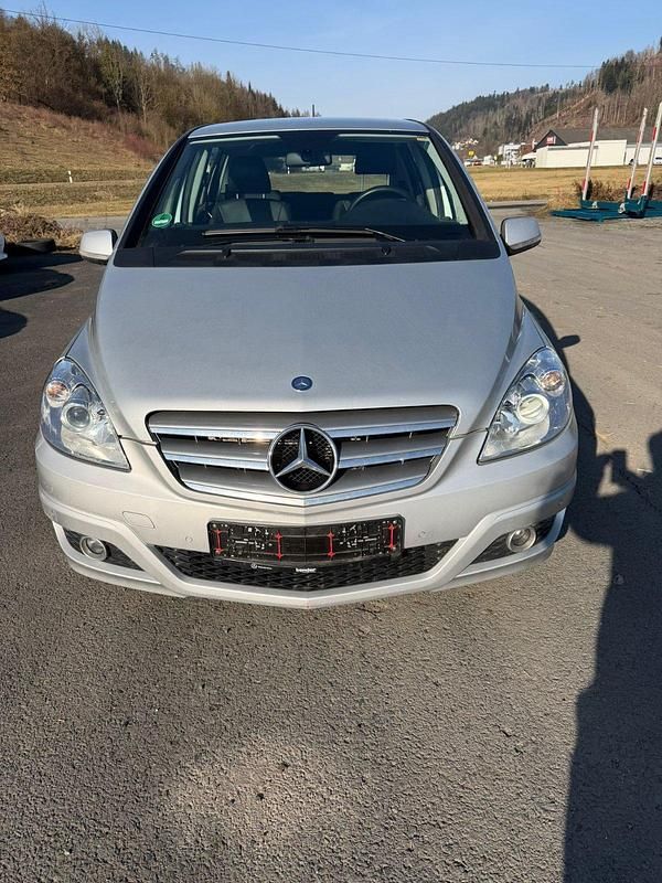 Gebraucht Mercedes B180 108 PS (79 kW) 2010 Silber Van / Kleinbus