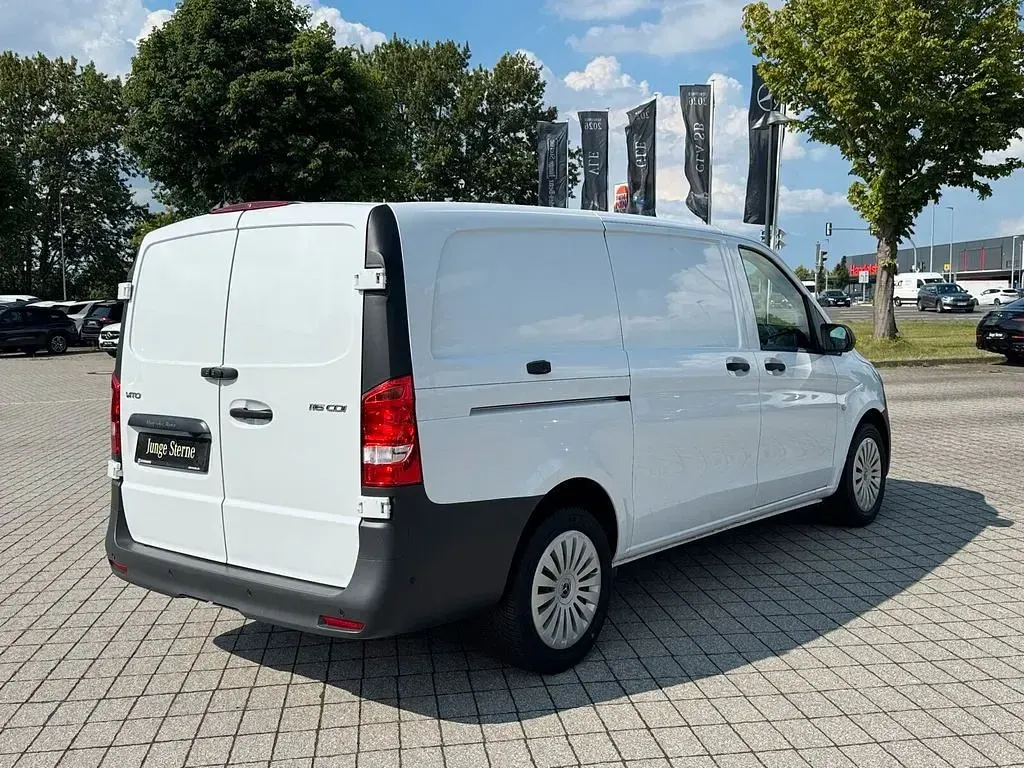 Gebraucht Mercedes Vito 163 PS (119 kW) 2025 Arktikweiß Van