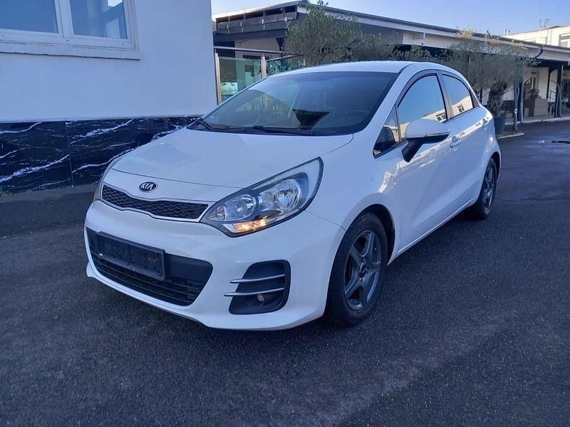 Weiß Gebraucht 2015 Kia Rio Limousine | 4.880 € (Guter Preis) - Bild 1/4