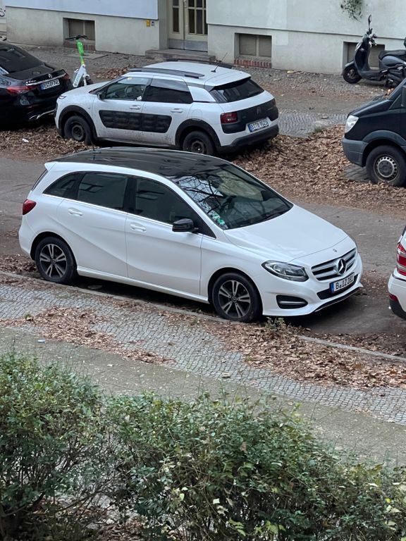 Weiß Gebraucht 2019 Mercedes B200 Van / Kleinbus | 6.999 € - Bild 1/4