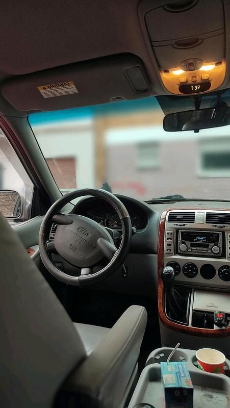 Silber Gebraucht 2006 Kia Carnival Van / Kleinbus | 2.500 € (Fairer Preis) - Bild 1/4