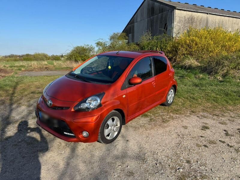 Orange Gebraucht 2012 Toyota Aygo Kleinwagen | 4.750 € (Etwas zu teuer) - Bild 1/4