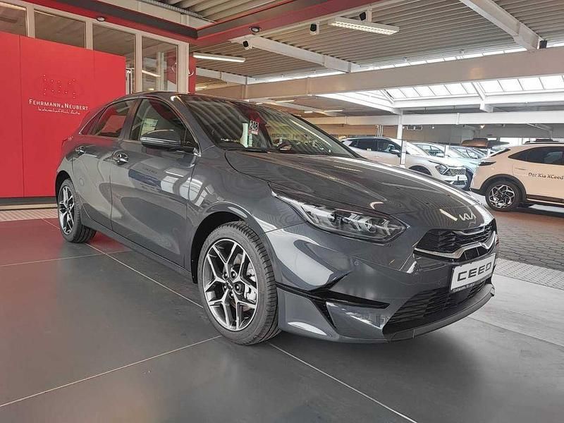 Neu Kia Ceed Spirit 140 PS (102 kW) 2025 Grau Kleinwagen