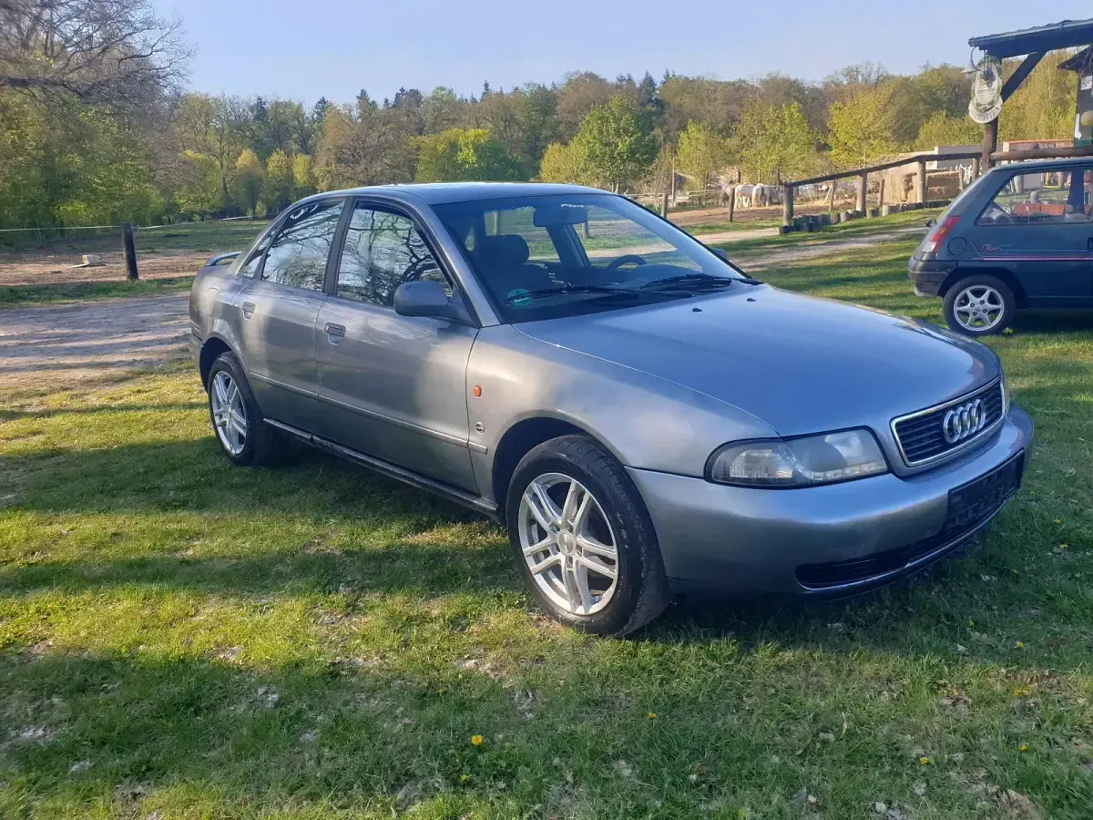Usata Audi A4 97 CV (71 kW) 1996 Argento Berlina