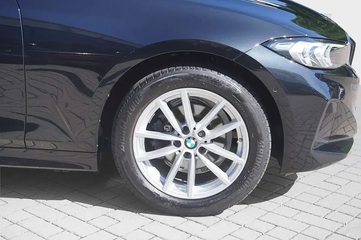Gebraucht BMW 318 Efficient Dynamics 156 PS (114 kW) 2023 Saphirschwarz Kombi