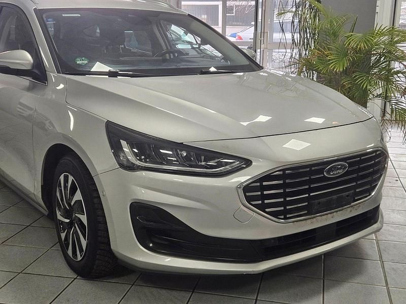 Usado Ford Focus Titanium 120 CV (88 kW) 2022 Plateado Familiar