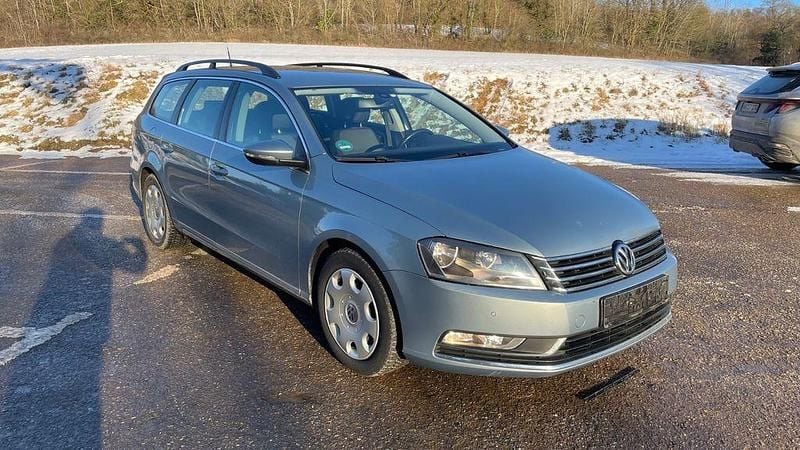 Gebraucht VW Passat Comfortline 170 PS (125 kW) 2012 Blau Limousine