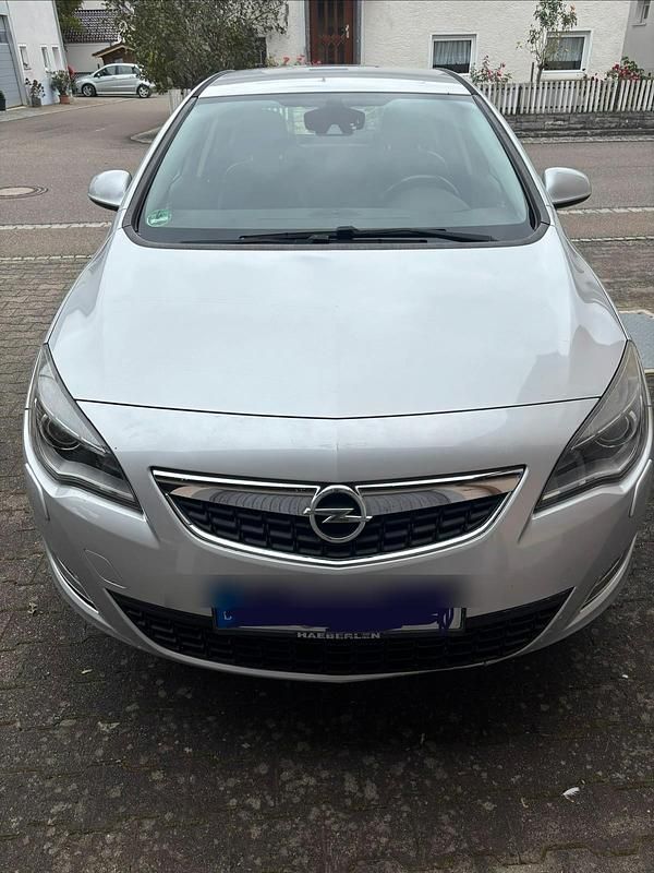 Silber Gebraucht 2011 Opel Astra Kleinwagen | 5.500 € (Guter Preis) - Bild 1/4