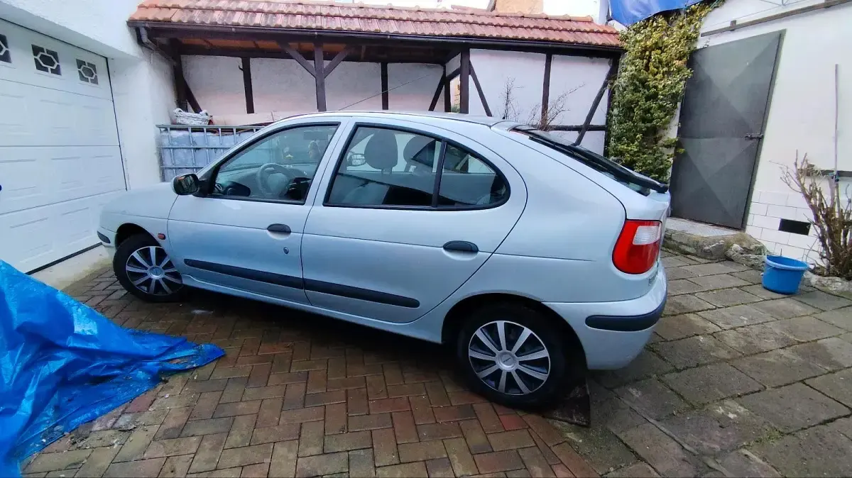 Gebraucht Renault Mégane 90 PS (66 kW) 2001 Silber Kleinwagen