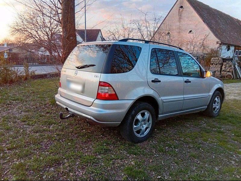 Gebraucht Mercedes ML270 163 PS (119 kW) 2003 Silber SUV