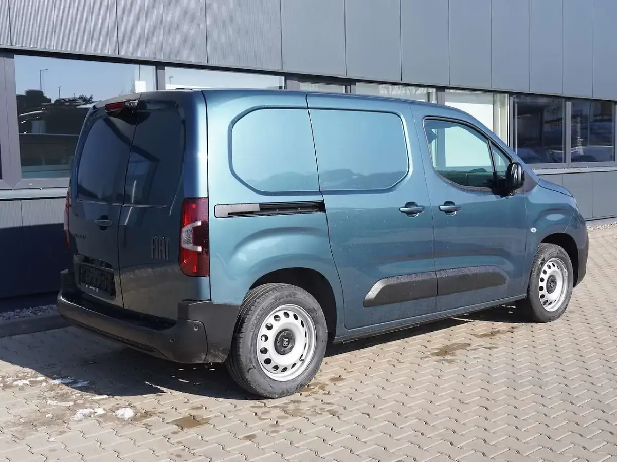 Neu Fiat Doblò 131 PS (96 kW) 2026 Blau Van / Kleinbus