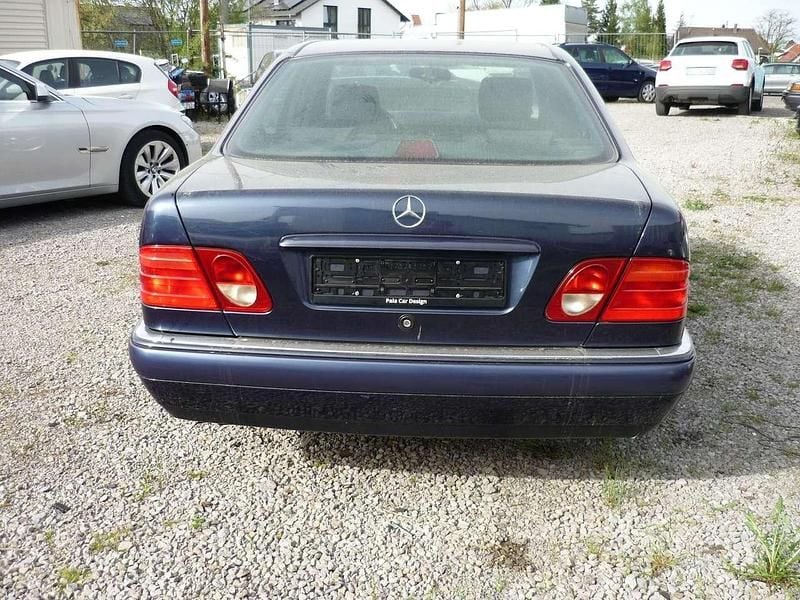 Gebraucht Mercedes E320 Elegance 220 PS (161 kW) 1995 Blau Limousine