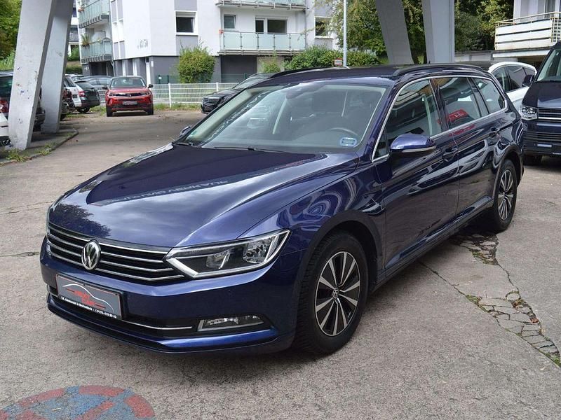 Blau Gebraucht 2018 VW Passat Comfortline Kombi | 11.490 € (Superpreis) - Bild 1/4