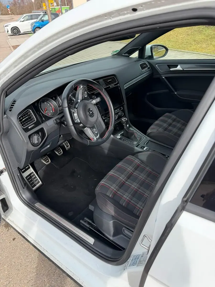 Second-hand VW Golf VII GTI 235 CP (172 kW) 2018 Alb Berlinǎ
