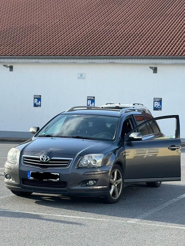 Grau Gebraucht 2008 Toyota Avensis Kombi | 4.350 € (Fairer Preis) - Bild 1/4