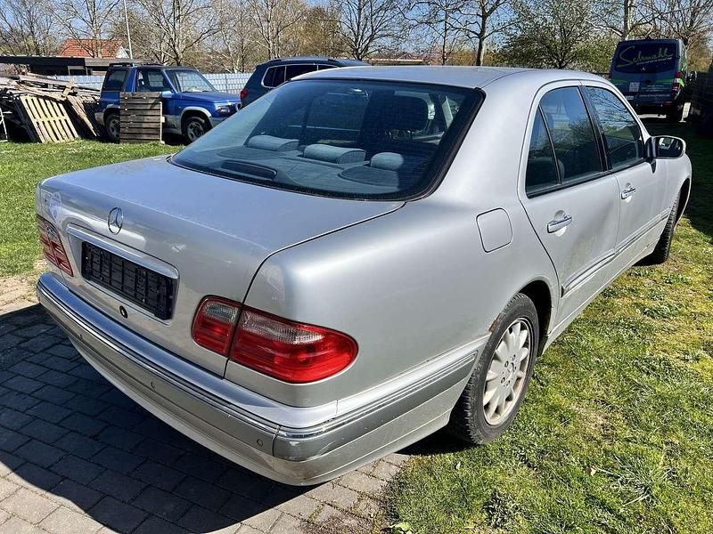 Gebraucht Mercedes E240 Elegance 170 PS (125 kW) 2000 Silber Limousine