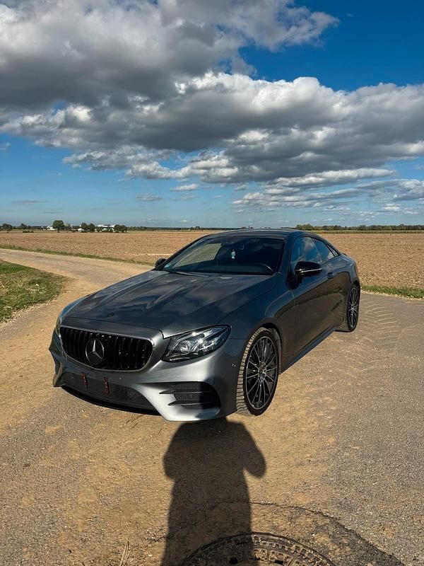 Grau Gebraucht 2017 Mercedes E200 AMG Coupé | 27.500 € (Fairer Preis) - Bild 1/4