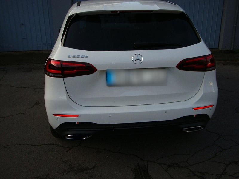 Gebraucht Mercedes E250 160 PS (117 kW) 2022 Weiß Limousine