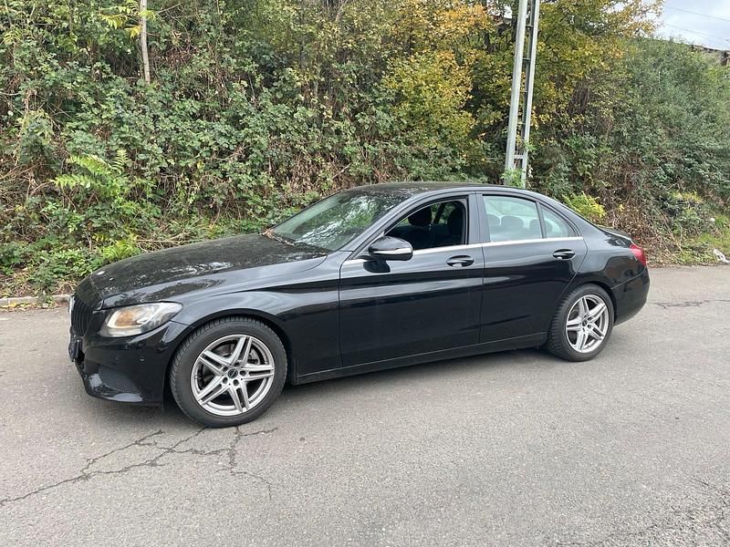 Schwarz Gebraucht 2014 Mercedes C200 Limousine | 11.990 € - Bild 1/4