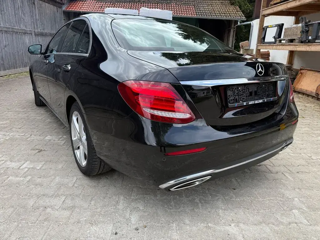 Używany Mercedes E400 Avantgarde 333 KM (244 kW) 2017 Czarny Sedan/Limuzyna