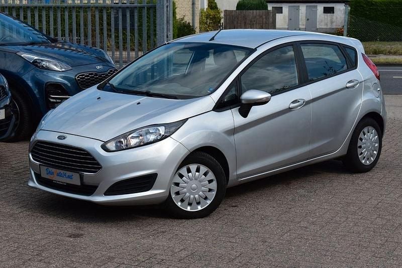 Silber Gebraucht 2015 Ford Fiesta Trend Kleinwagen | 3.690 € (Guter Preis) - Bild 1/4