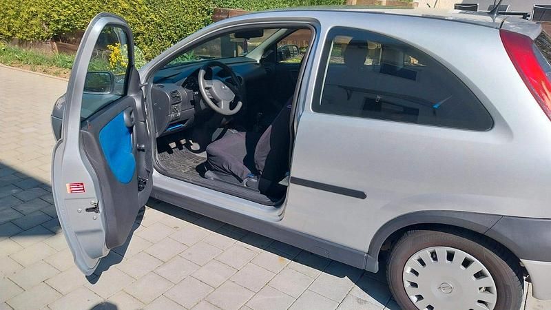 Używany Opel Corsa 75 KM (55 kW) 2002 Srebrny Hatchback