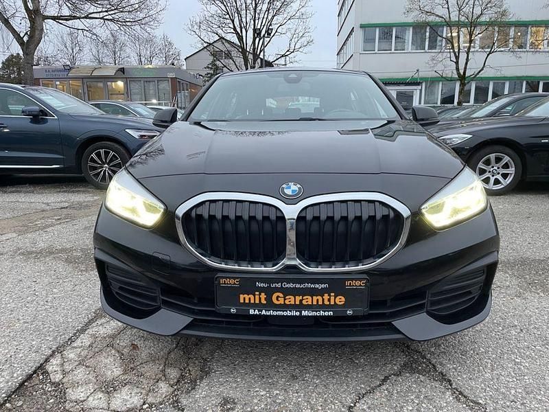Schwarz Gebraucht 2022 BMW 118 Advantage Kleinwagen | 16.950 € (Fairer Preis) - Bild 1/4