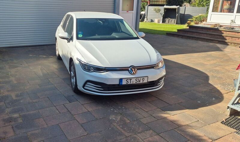 Weiß Gebraucht 2022 VW Golf VIII Life Limousine | 20.400 € (Guter Preis) - Bild 1/4