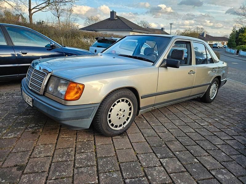 Gebraucht Mercedes 230 132 PS (97 kW) 1988 Beige Limousine