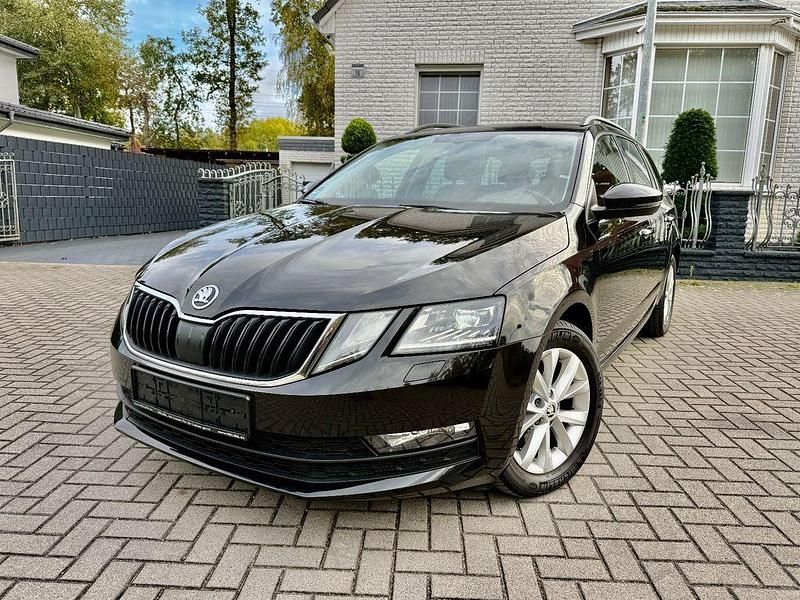 Schwarz Gebraucht 2020 Skoda Octavia Tour Kombi | 11.900 € (Superpreis) - Bild 1/4