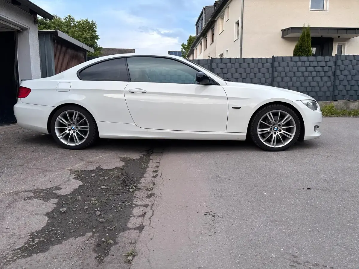 Gebraucht BMW 325 218 PS (160 kW) 2011 Weiß Coupé