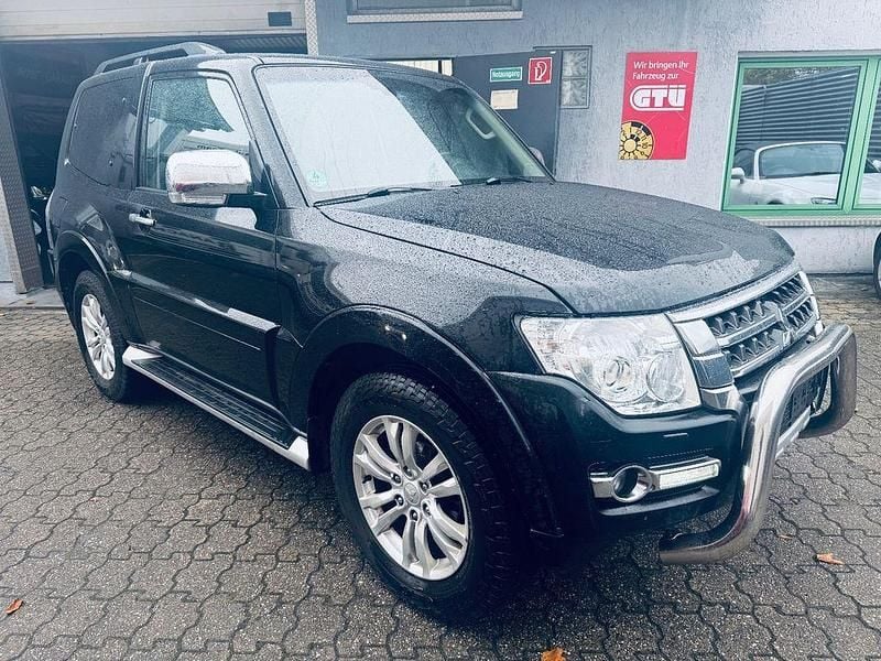 Schwarz Gebraucht 2016 Mitsubishi Pajero Top SUV | 20.490 € - Bild 1/4