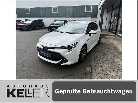 Schneeweiß Gebraucht 2021 Toyota Corolla Team Limousine | 22.460 € (Guter Preis) - Bild 1/4